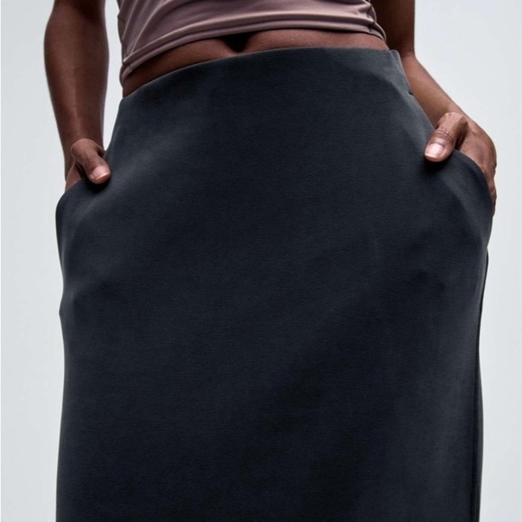 Lululemon sz 6 Softstreme High-Rise Midi Skirt
Black, new without tags - Picture 10 of 13